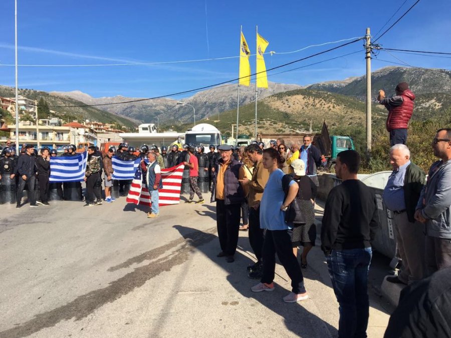 FOTO/ Himarë, nis shembja e banesave, banorët dalin me flamuj në dorë