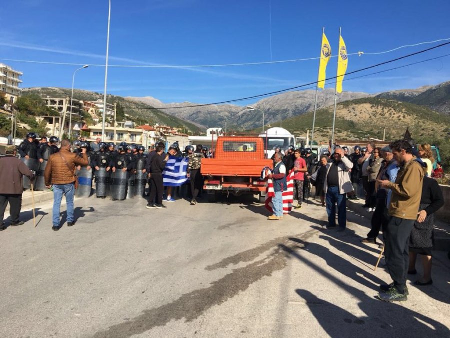 FOTO/ Himarë, nis shembja e banesave, banorët dalin me flamuj në dorë