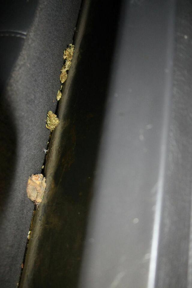 FOTO GALERI/ Lezhë, pranga dy të rinjve, ju bllokohen pushkë, pistoletë e drogë në makinë