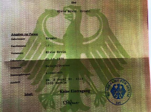 FOTO GALERI/ Saimir Tahiri si Elvis Rroshi “siguron” dhe publikon “certifikata virgjërie”