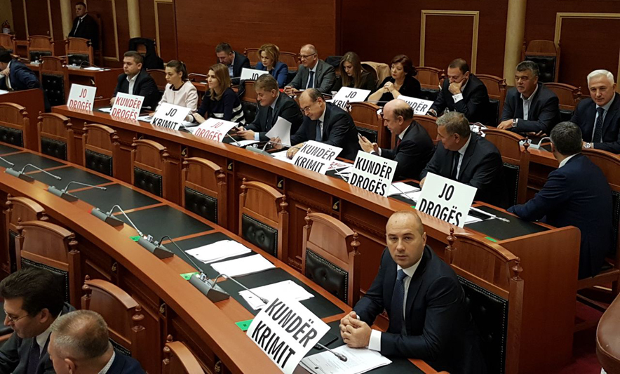 FOTO LAJM/ Edhe deputetët e LSI-së, me pankarta kundër qeverisë