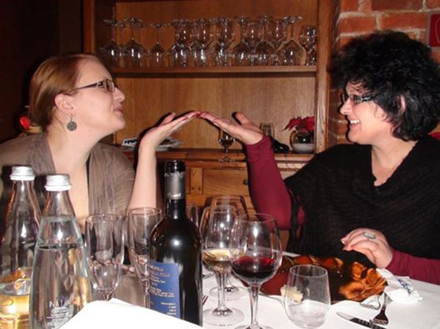 EMRA & FOTO/ Tiranë, Prokuroria kërkon 18 vjet burg për mashtrueset nënë e bijë