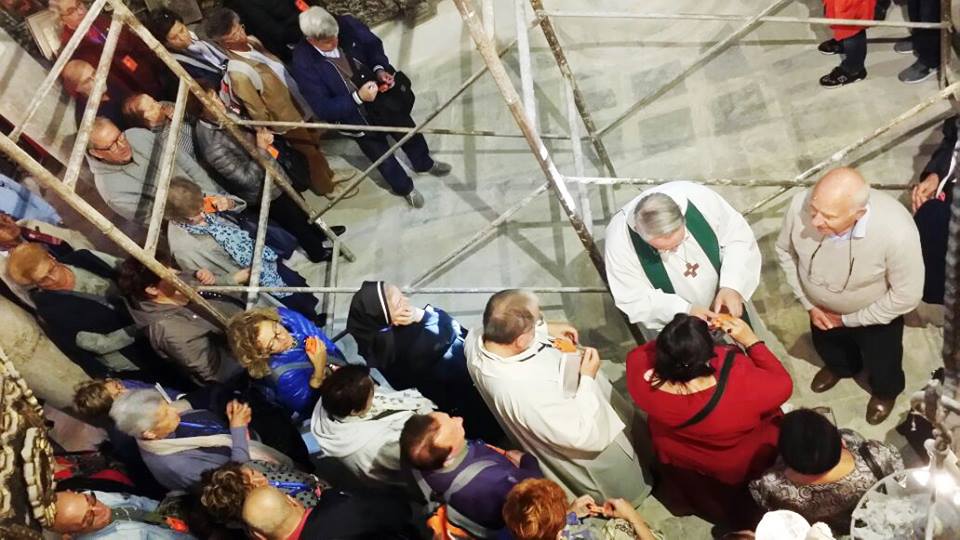 DETAJET/Drejtoresha e qeverisë trondit, fut prifterinjtë katolikë për meshë në kishë ortodoske