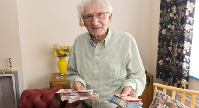 FOTO/ Taksisti hero shpëton pensionistin nga hajdutët mashtrues