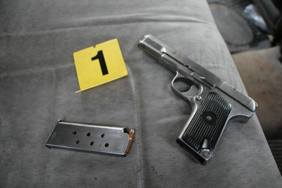 FOTO GALERI/ Lezhë, pranga dy të rinjve, ju bllokohen pushkë, pistoletë e drogë në makinë