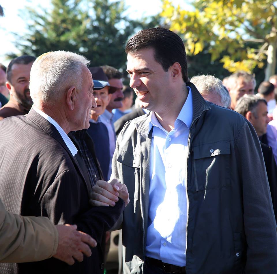 FOTO/Basha prek varfërinë e Paskuqanit në derë të Tiranës