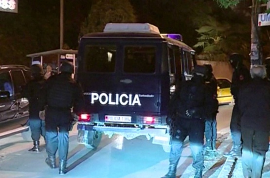 Shoferët nxjerrin armët dhe zihen në mes të Tiranës