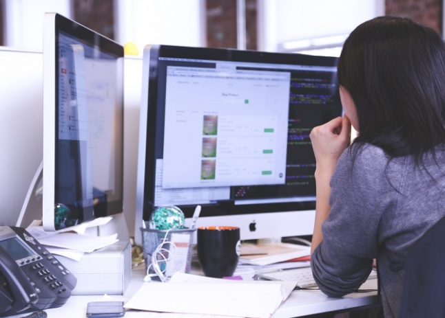 Qëndrimi ulur në zyrë, më i rrezikshëm se duhanpirja