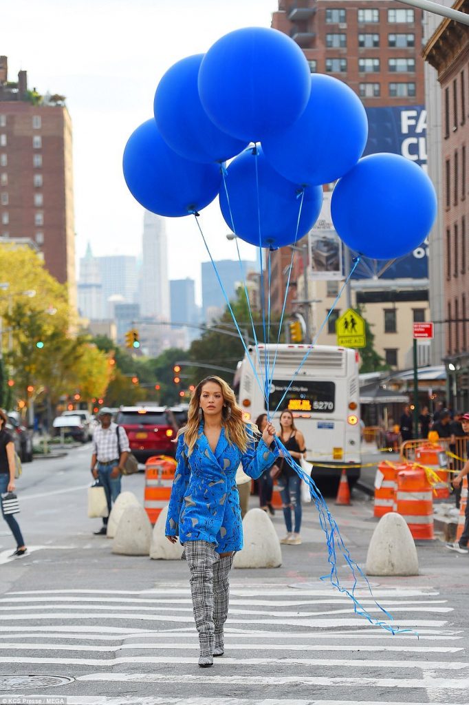 FOTO GALERI/ Momentet e sikletshme të Rita Orës…, e mbulon “zogun” me dorë
