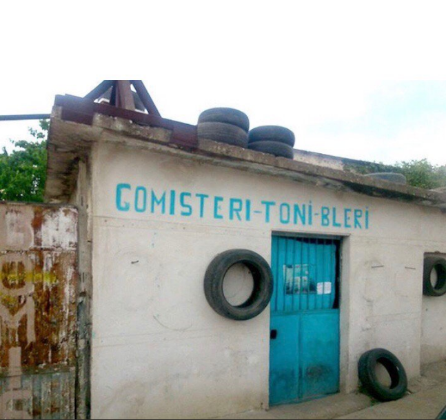 FOTO LAJM/ Ironi në Angli me gomisterinë “Toni Bleri” në Shqipëri