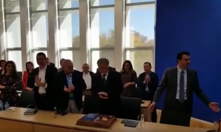 VIDEO/ Berisha feston me deputetet ditelindjen, ja surpriza per liderin historik