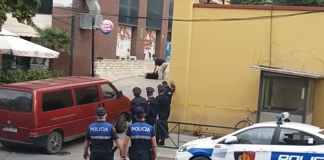 VIDEO/ Çfarë kishte brenda valixhja e dyshimtë pranë ambasadës amerikane