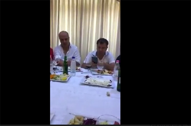 VIDEO/ Publikohet pamjet – Vangjush Dako duke festuar me grupin kriminal të Durrësit