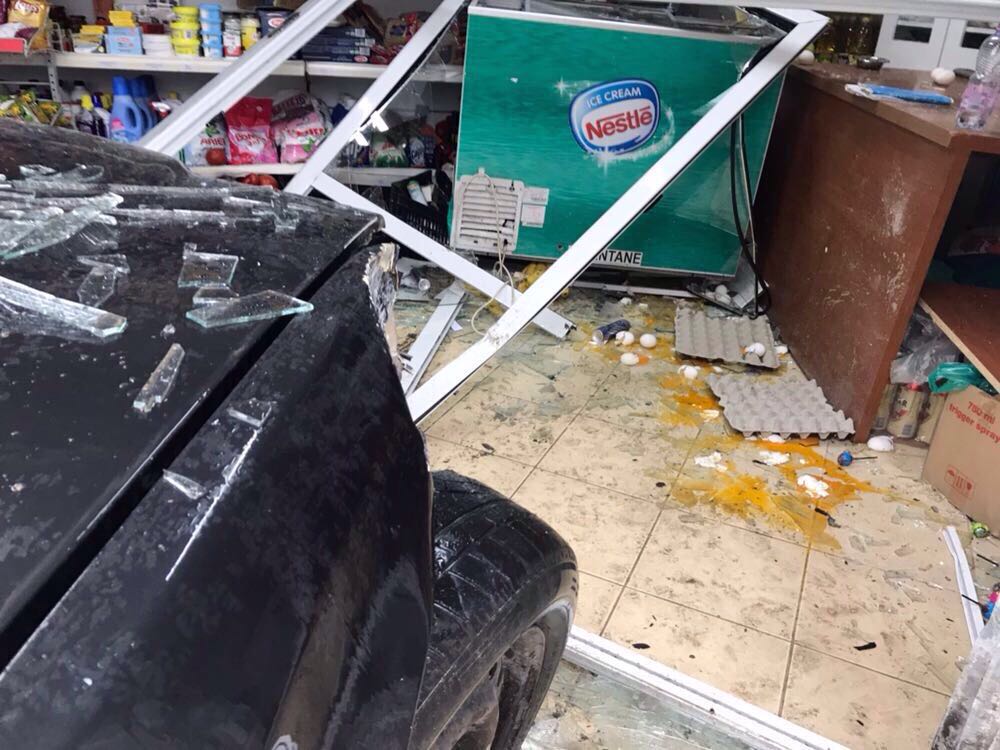 FOTO GALERI/ Aksident si në filma aksion në Vlorë, Benzi përfundon brenda në dyqan