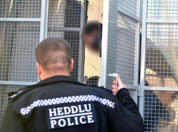 FOTO GALERI/ Shqiptarë e turq të fshehur në kamionë, shkatërrohet banda britanike