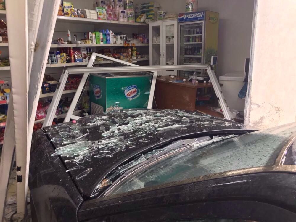 FOTO GALERI/ Aksident si në filma aksion në Vlorë, Benzi përfundon brenda në dyqan