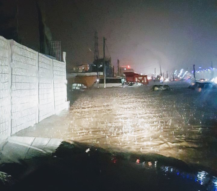 FOTO&VIDEO/Gomonet, nuk ka menyre tjeter per te shpetuar njerezit ne autostrade