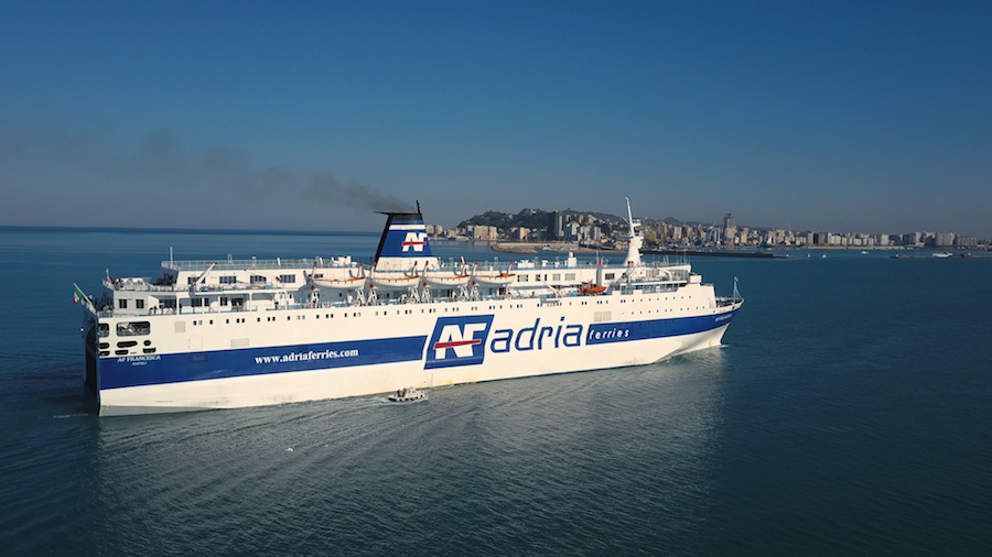 EMRI & DETAJE/ Zhduket në traget avokati shqiptar, bashkëshortja e priste në Itali