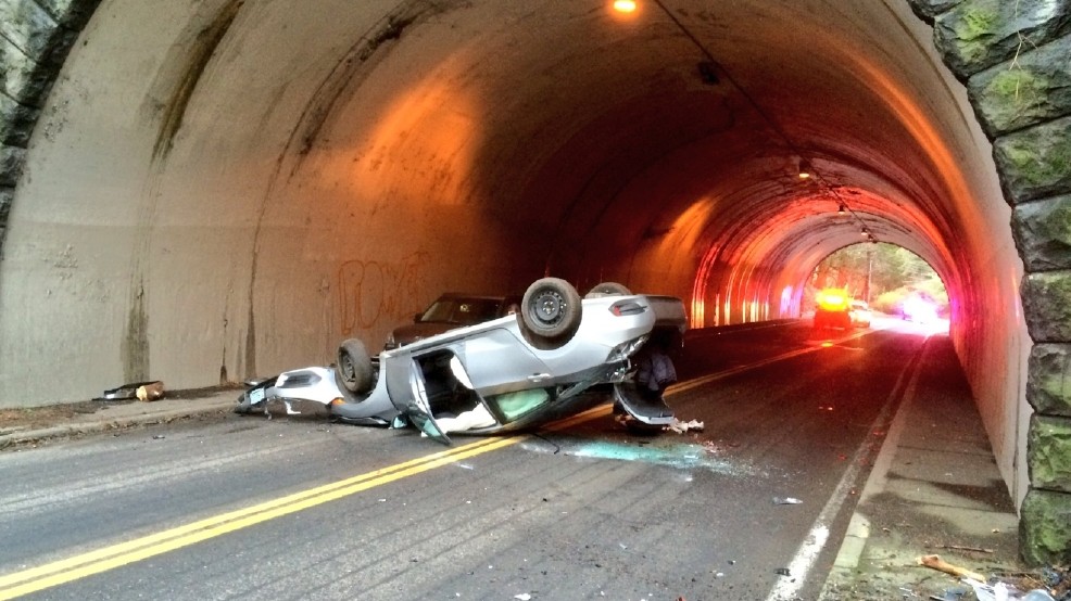 Elbasan, përplasen dy makina te tuneli, plagosen tre persona