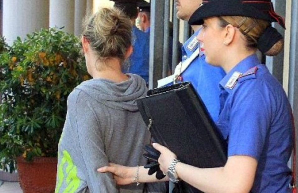 Itali, arrestohet 20-vjeçarja shqiptare, vodhi dhe mbushi plot çantën me parfume