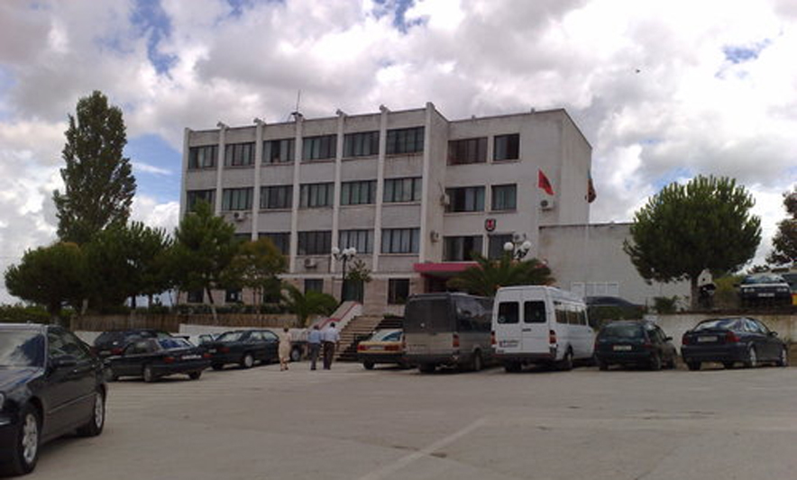 EMRI/ Patos, kërkon të takojë kryetaren, godet policin bashkiak