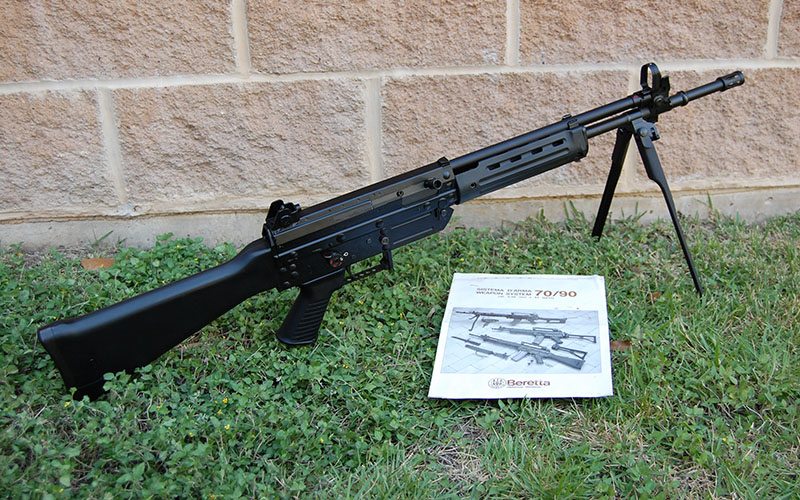 FOTO/ Italia dhuratë ushtrisë shqiptare 5 mijë pushkë, prodhim i 27 viteve më parë