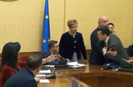 VIDEO/ Çfarë nuk u dëgjua nga sherri në Komisionin e Ekonomisë, Braçe-Shehajt: Ik se s’më ha k*** fare