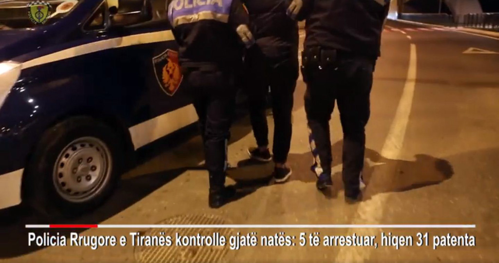 VIDEO/ Tiranë, Policia arreston 5 shoferë të dehur, heq edhe 31 patenta brenda një nate