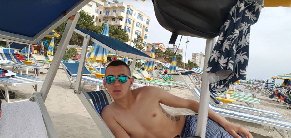 FOTO & EMRI/ Tiranë, zbulohet autori i plagosjes së policit në Tiranë, i riu “gjerman” vetëm 23 vjeç në kërkim