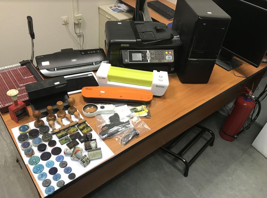 DETAJE & FOTO GALERI/ Greqi, shkatërrimi i rrjetit të falsifikatorëve, në pikëpyetje fati i shqiptarëve në Britani