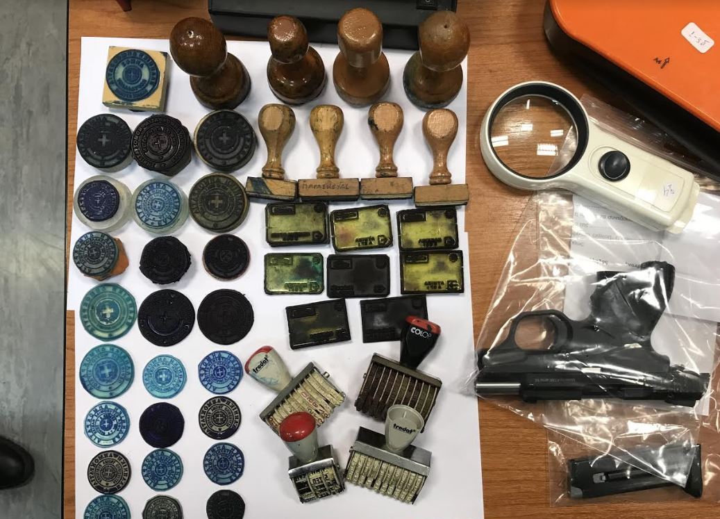 DETAJE & FOTO GALERI/ Greqi, shkatërrimi i rrjetit të falsifikatorëve, në pikëpyetje fati i shqiptarëve në Britani