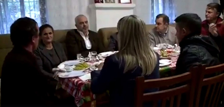 VIDEO/ Edi Rama tejkalon çdo parashikim, shan edhe median italiane për fëmijët e Bulqizës – Ilir Beqaj e dëgjon “tërë sy e veshë”…