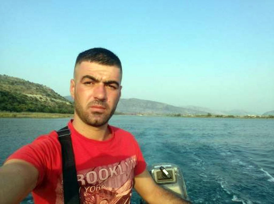 EMRI & FOTO/ U arratis dje nga furgoni i policisë, dorëzohet sot i riu