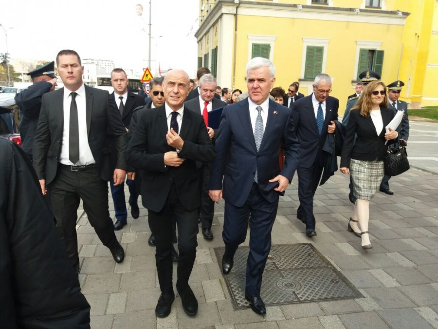 FOTO/ Ministri i Brendshëm italian 60 minuta takim me Fatmir Xhafajn – Nga Habiljat tek … ja çfarë kërkoi Marco Minniti