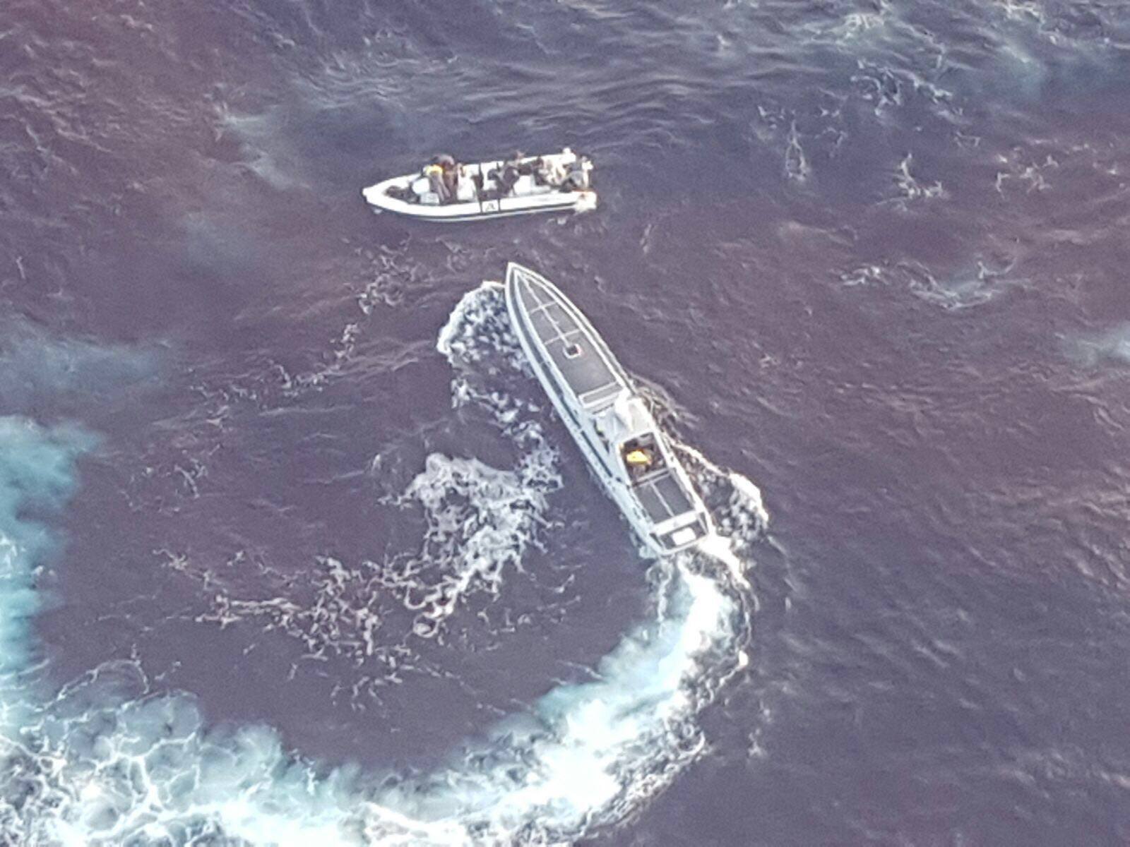 FOTO GALERI/ Hashashi shqiptar “pushton” komisariatin, ja pamjet e tonelatave me drogë dhe gomones së nisur nga Himara