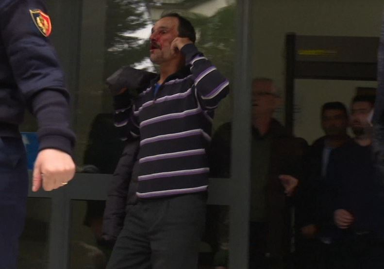VIDEO/ Grushte dhe njerëz të gjakosur në fytyrë brenda Gjykatës së Tiranës