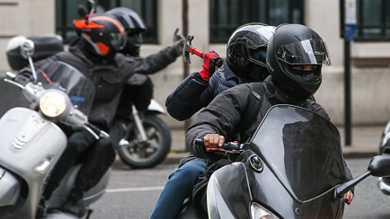 FOTO GALERI/ Problemi i ri në Londër, dhunuesit e grabitësit me motorë