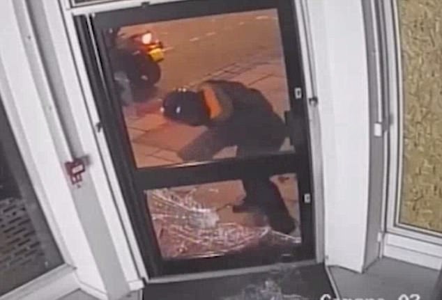 FOTO GALERI/ Problemi i ri në Londër, dhunuesit e grabitësit me motorë