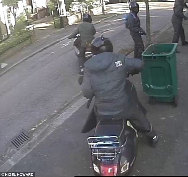 FOTO GALERI/ Problemi i ri në Londër, dhunuesit e grabitësit me motorë