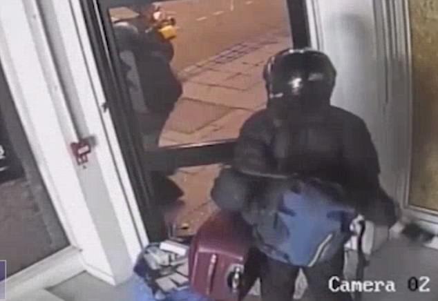 FOTO GALERI/ Problemi i ri në Londër, dhunuesit e grabitësit me motorë