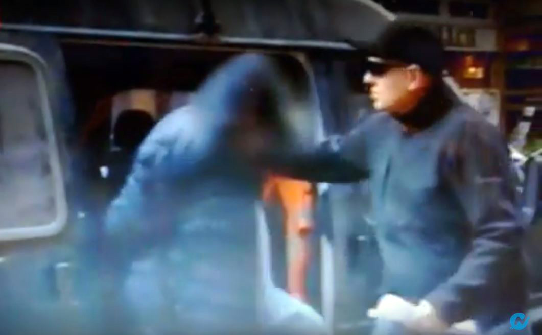 VIDEO/ Gomonia me 1.6 tonë drogë, pamjet e transportit në komisariat i të arrestuarve