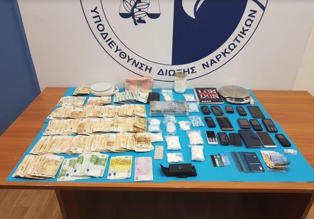 FOTO GALERI/ Greqi, shqiptari drejtonte nga burgu trafikun e kokainës, 200 mijë euro xhiro