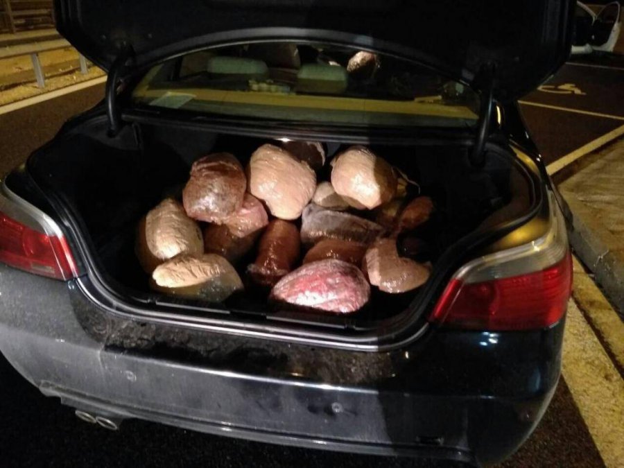 FOTO/ Greqi, shqiptari kërkohej për vrasje, arrestohet me drogë në makinë