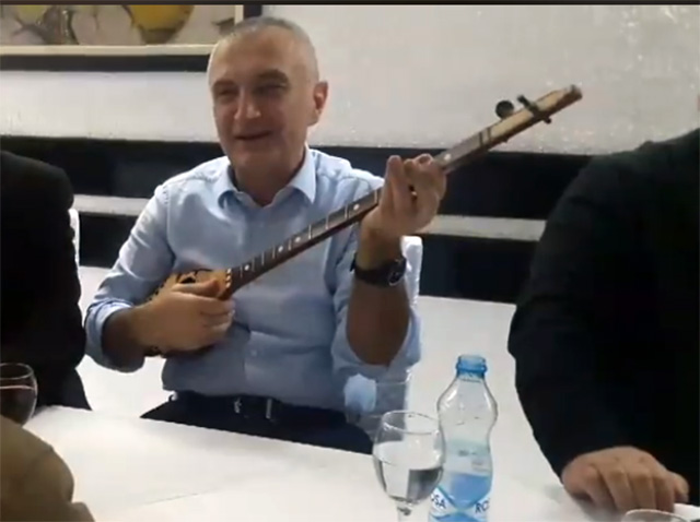 VIDEO/ Ilir Meta ia merr këngës dhe i bie çiftelisë në Medvegjë