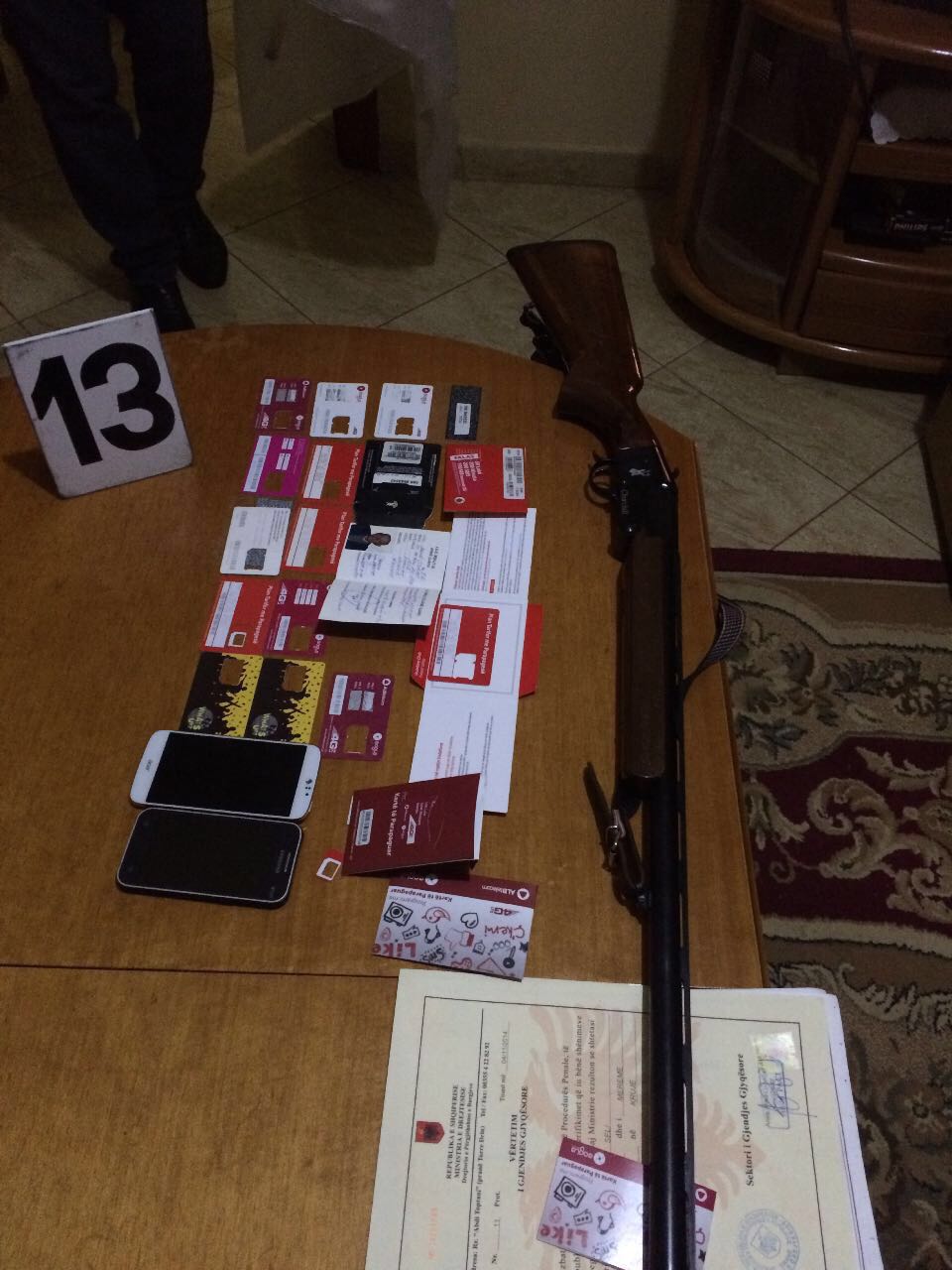 FOTO/ “Na jep 20 mijë euro ose…”, babë e bir arrestohen në Krujë pas presionit ndaj 64 vjeçarit