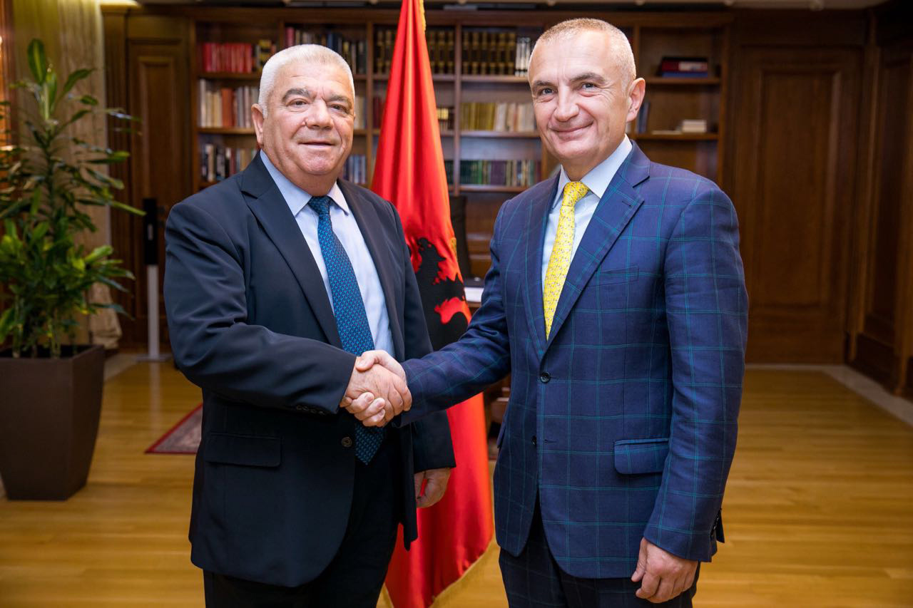 FOTO/ Kryetari Akademisë së Shkencave Gudar Beqiraj i dorëzon dorëheqjen Presidentit Ilir Meta