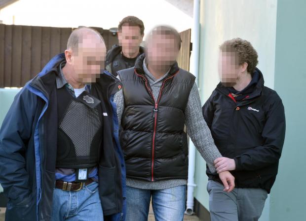 FOTO GALERI/ Shqiptarë e turq të fshehur në kamionë, shkatërrohet banda britanike