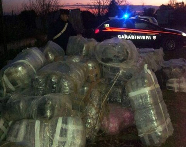 FOTO/ Itali, 2.7 ton drogë nga Shqipëria, goditet tjetër bandë vlonjate