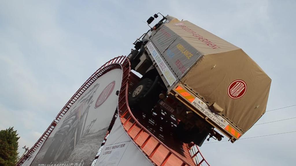 VIDEO/ Kamioni realizon të pamundurën, ngjitet në pjerrësi ekstreme