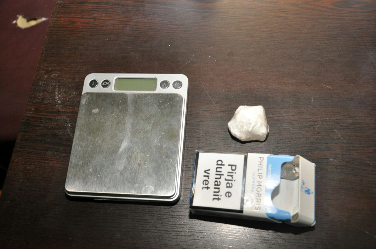 FOTO & EMRI/ Elbasan, gjendet kokainë në lokal, prangoset pronari “Lloto Sportit”